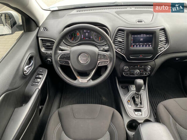 Білий Джип Cherokee, об'ємом двигуна 2.36 л та пробігом 149 тис. км за 13800 $, фото 18 на Automoto.ua