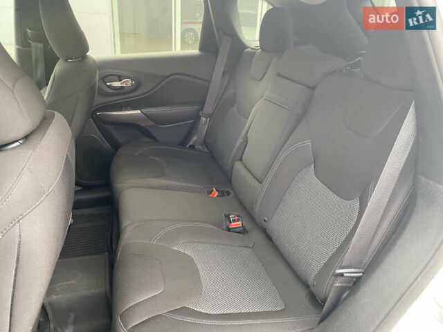 Білий Джип Cherokee, об'ємом двигуна 2.36 л та пробігом 149 тис. км за 13800 $, фото 31 на Automoto.ua