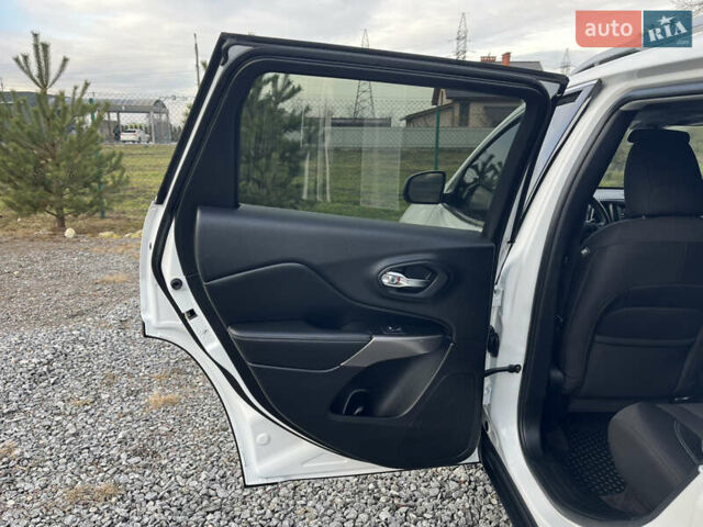 Белый Джип Чероки, объемом двигателя 2.36 л и пробегом 73 тыс. км за 15900 $, фото 19 на Automoto.ua