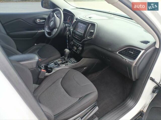 Белый Джип Чероки, объемом двигателя 2.36 л и пробегом 188 тыс. км за 14250 $, фото 9 на Automoto.ua