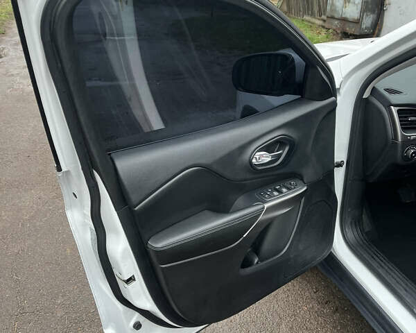 Білий Джип Cherokee, об'ємом двигуна 2.36 л та пробігом 157 тис. км за 15500 $, фото 6 на Automoto.ua