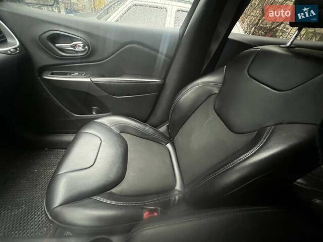 Белый Джип Чероки, объемом двигателя 2.36 л и пробегом 146 тыс. км за 17500 $, фото 3 на Automoto.ua