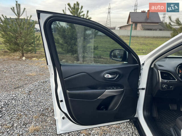 Белый Джип Чероки, объемом двигателя 2.36 л и пробегом 73 тыс. км за 15900 $, фото 18 на Automoto.ua