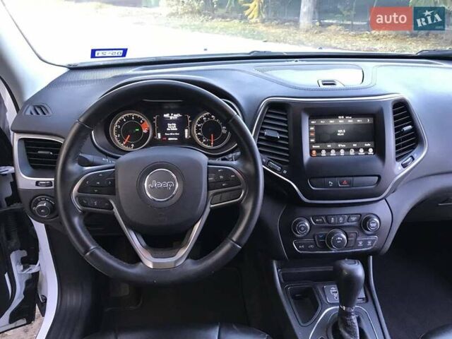 Белый Джип Чероки, объемом двигателя 2.36 л и пробегом 77 тыс. км за 15950 $, фото 10 на Automoto.ua