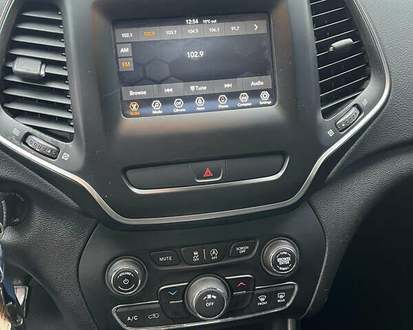 Білий Джип Cherokee, об'ємом двигуна 2.36 л та пробігом 157 тис. км за 15500 $, фото 10 на Automoto.ua