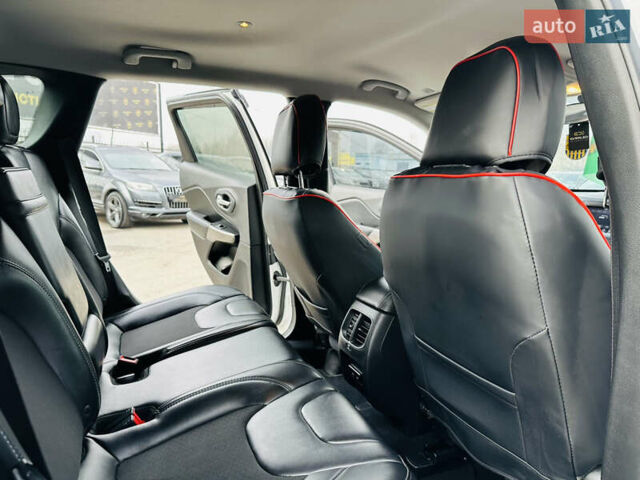 Білий Джип Cherokee, об'ємом двигуна 2.36 л та пробігом 150 тис. км за 17900 $, фото 17 на Automoto.ua