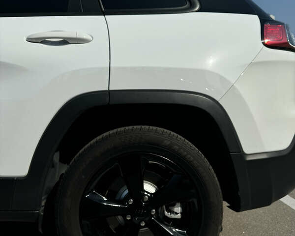 Белый Джип Чероки, объемом двигателя 2.4 л и пробегом 142 тыс. км за 16000 $, фото 6 на Automoto.ua