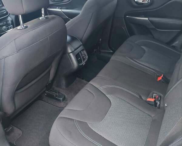 Белый Джип Чероки, объемом двигателя 2.36 л и пробегом 188 тыс. км за 14250 $, фото 10 на Automoto.ua