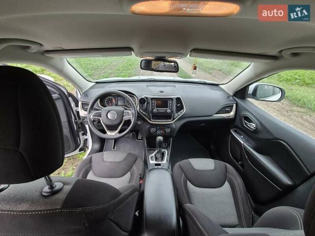 Білий Джип Cherokee, об'ємом двигуна 2.36 л та пробігом 210 тис. км за 12500 $, фото 11 на Automoto.ua