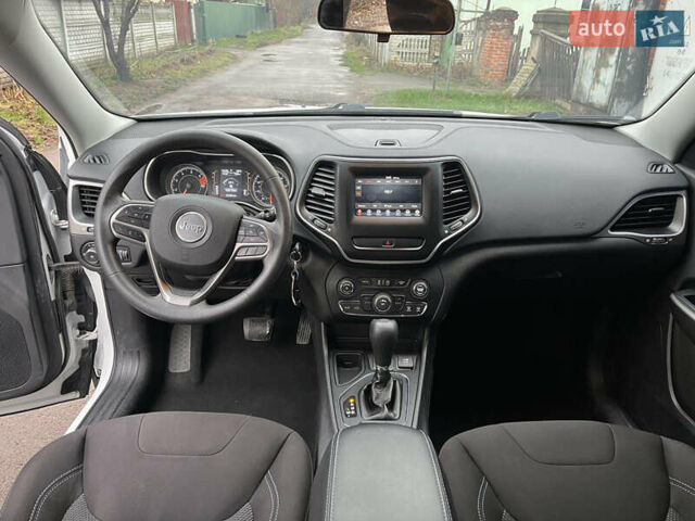 Білий Джип Cherokee, об'ємом двигуна 2.36 л та пробігом 157 тис. км за 15500 $, фото 8 на Automoto.ua