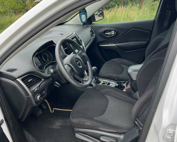 Джип Чероки 2018 в Хмельницком на Automoto.ua Белый Джип Чероки, объемом двигателя 2.36 л и пробегом 165 тыс. км за 19000 $, фото 7 на Automoto.ua