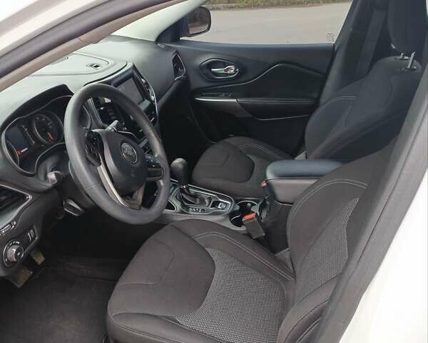 Белый Джип Чероки, объемом двигателя 2.36 л и пробегом 188 тыс. км за 14250 $, фото 8 на Automoto.ua