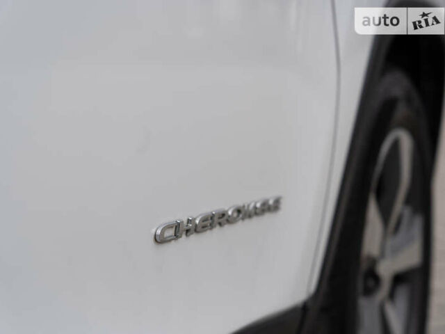 Білий Джип Cherokee, об'ємом двигуна 2.4 л та пробігом 121 тис. км за 16500 $, фото 5 на Automoto.ua