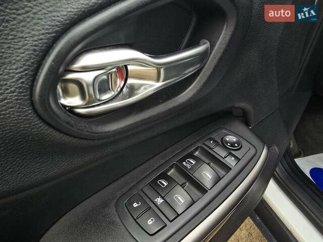 Білий Джип Cherokee, об'ємом двигуна 2.36 л та пробігом 56 тис. км за 14500 $, фото 21 на Automoto.ua