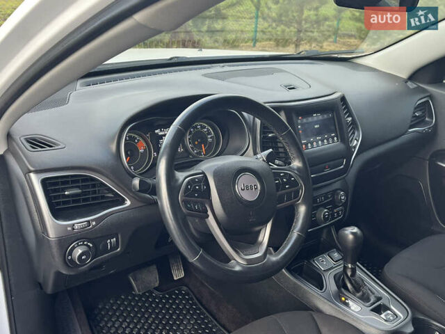 Белый Джип Чероки, объемом двигателя 2.36 л и пробегом 73 тыс. км за 15900 $, фото 12 на Automoto.ua