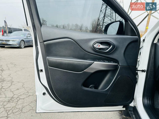 Білий Джип Cherokee, об'ємом двигуна 2.36 л та пробігом 150 тис. км за 17900 $, фото 14 на Automoto.ua