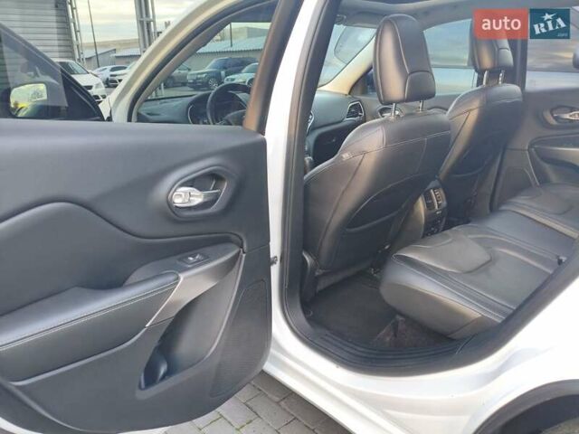 Білий Джип Cherokee, об'ємом двигуна 2 л та пробігом 75 тис. км за 22999 $, фото 16 на Automoto.ua