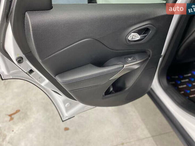 Білий Джип Cherokee, об'ємом двигуна 2.36 л та пробігом 112 тис. км за 15800 $, фото 30 на Automoto.ua