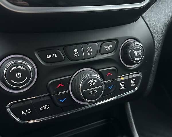 Білий Джип Cherokee, об'ємом двигуна 2.36 л та пробігом 127 тис. км за 16800 $, фото 18 на Automoto.ua