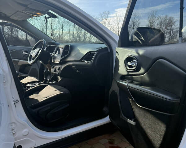 Белый Джип Чероки, объемом двигателя 2.4 л и пробегом 134 тыс. км за 16350 $, фото 19 на Automoto.ua