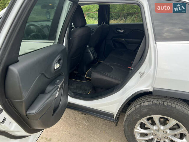 Джип Чероки 2018 в Хмельницком на Automoto.ua Белый Джип Чероки, объемом двигателя 2.36 л и пробегом 165 тыс. км за 19000 $, фото 6 на Automoto.ua