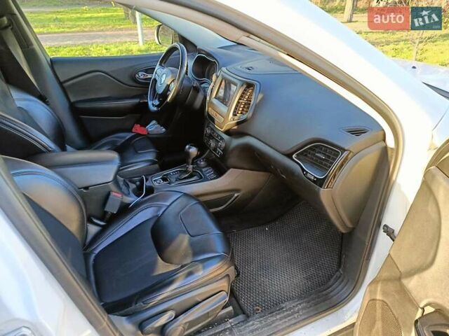 Білий Джип Cherokee, об'ємом двигуна 2.36 л та пробігом 171 тис. км за 15600 $, фото 7 на Automoto.ua