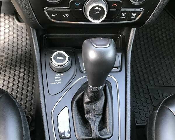 Білий Джип Cherokee, об'ємом двигуна 2.36 л та пробігом 46 тис. км за 17900 $, фото 13 на Automoto.ua