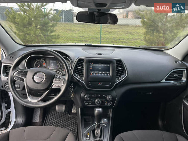 Белый Джип Чероки, объемом двигателя 2.36 л и пробегом 73 тыс. км за 15900 $, фото 13 на Automoto.ua