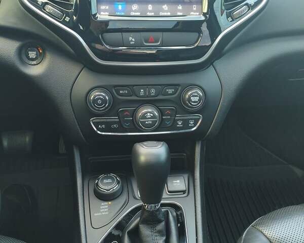 Білий Джип Cherokee, об'ємом двигуна 2 л та пробігом 75 тис. км за 22999 $, фото 23 на Automoto.ua