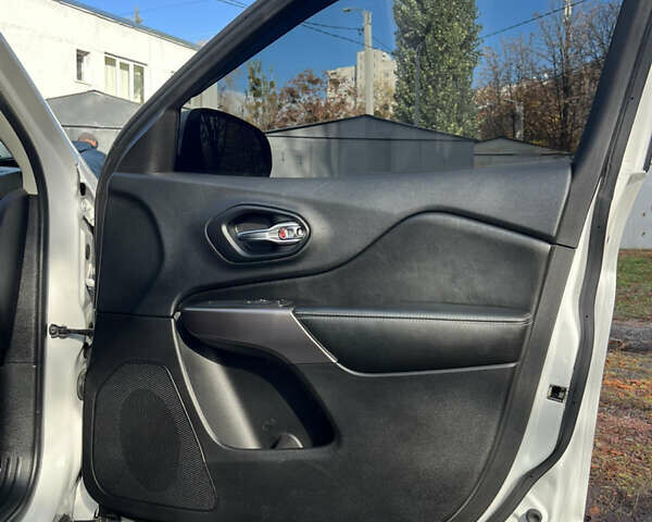 Белый Джип Чероки, объемом двигателя 2.4 л и пробегом 145 тыс. км за 16500 $, фото 21 на Automoto.ua