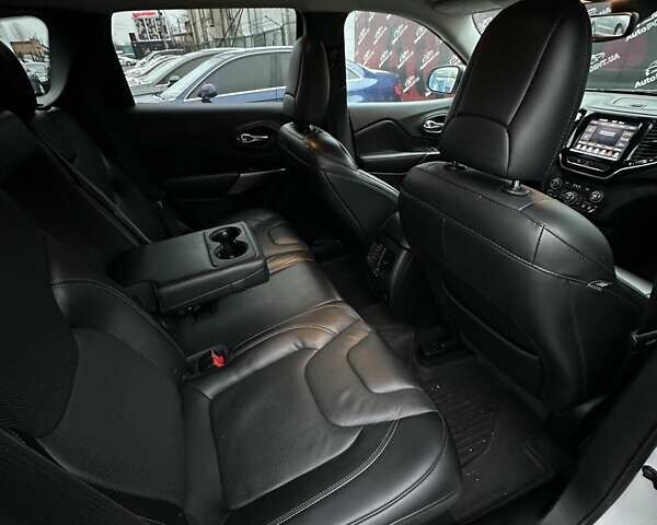 Білий Джип Cherokee, об'ємом двигуна 2.36 л та пробігом 127 тис. км за 16800 $, фото 26 на Automoto.ua