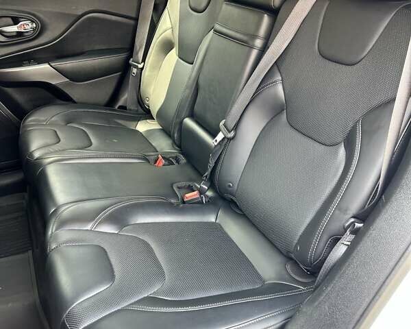 Білий Джип Cherokee, об'ємом двигуна 2.36 л та пробігом 127 тис. км за 17400 $, фото 16 на Automoto.ua