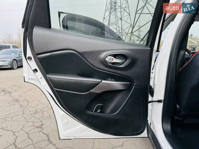 Білий Джип Cherokee, об'ємом двигуна 2.36 л та пробігом 150 тис. км за 17900 $, фото 16 на Automoto.ua