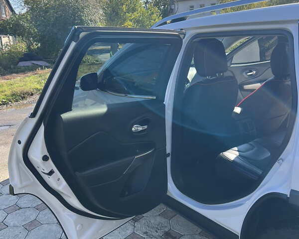 Белый Джип Чероки, объемом двигателя 2.4 л и пробегом 145 тыс. км за 16500 $, фото 6 на Automoto.ua