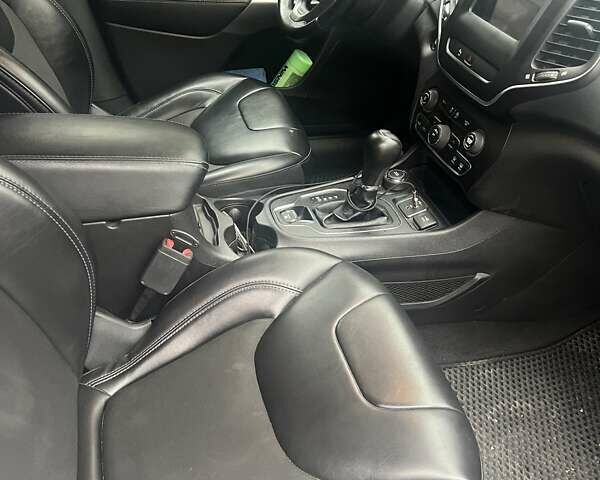 Белый Джип Чероки, объемом двигателя 2.36 л и пробегом 146 тыс. км за 17500 $, фото 4 на Automoto.ua