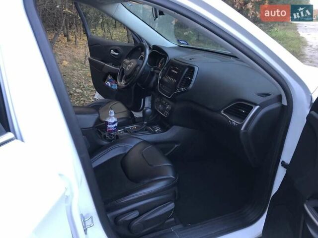 Белый Джип Чероки, объемом двигателя 2.36 л и пробегом 77 тыс. км за 15950 $, фото 7 на Automoto.ua