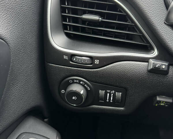 Білий Джип Cherokee, об'ємом двигуна 3.24 л та пробігом 125 тис. км за 18500 $, фото 24 на Automoto.ua