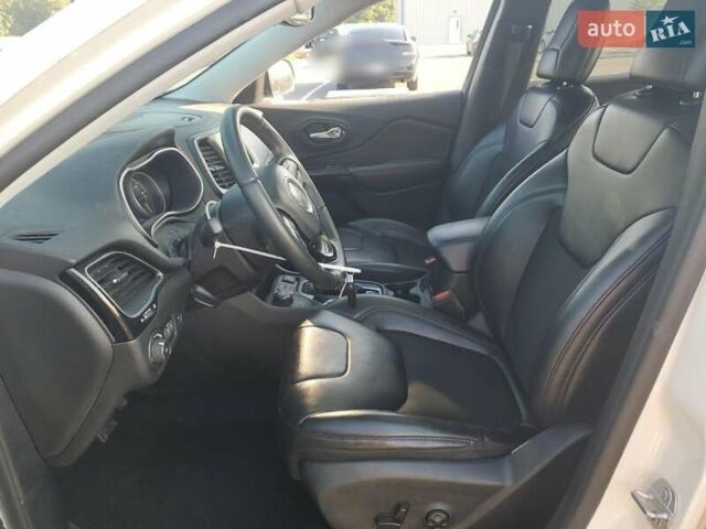Джип Чероки 2018 в Киеве на Automoto.ua Белый Джип Чероки, объемом двигателя 2.36 л и пробегом 70 тыс. км за 11388 $, фото 6 на Automoto.ua