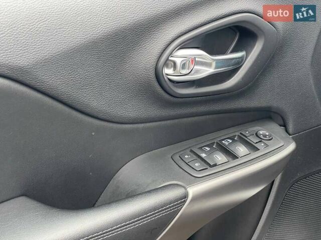 Белый Джип Чероки, объемом двигателя 2.36 л и пробегом 85 тыс. км за 14990 $, фото 12 на Automoto.ua