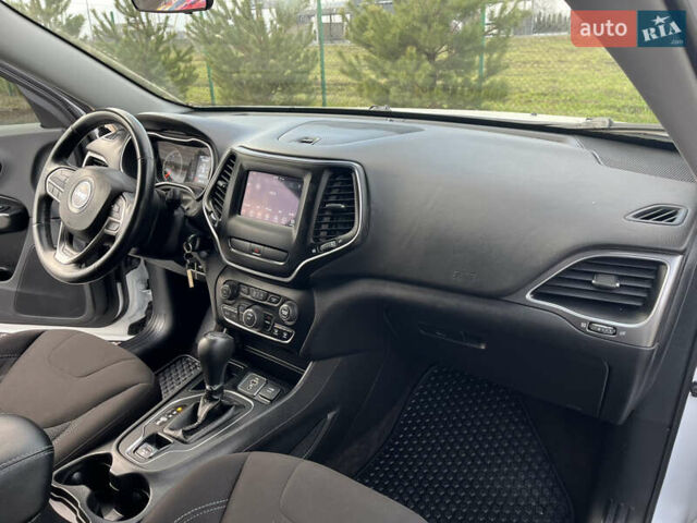 Белый Джип Чероки, объемом двигателя 2.36 л и пробегом 73 тыс. км за 15900 $, фото 14 на Automoto.ua