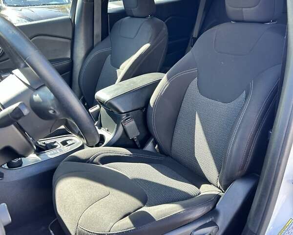 Белый Джип Чероки, объемом двигателя 2.36 л и пробегом 101 тыс. км за 17300 $, фото 15 на Automoto.ua