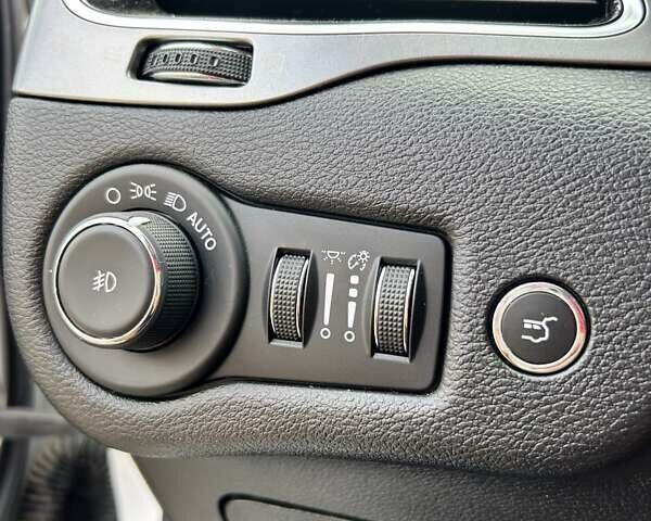 Білий Джип Cherokee, об'ємом двигуна 2.36 л та пробігом 127 тис. км за 17400 $, фото 36 на Automoto.ua