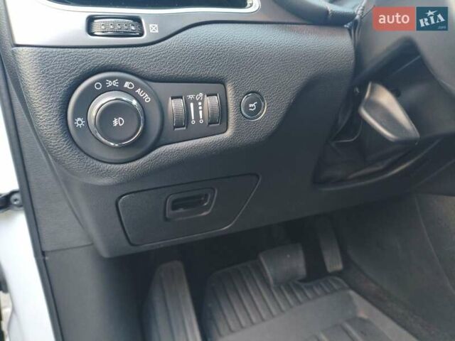 Білий Джип Cherokee, об'ємом двигуна 2 л та пробігом 75 тис. км за 22999 $, фото 9 на Automoto.ua