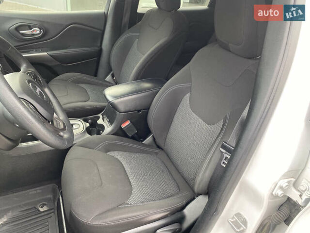 Білий Джип Cherokee, об'ємом двигуна 2.36 л та пробігом 149 тис. км за 13800 $, фото 29 на Automoto.ua