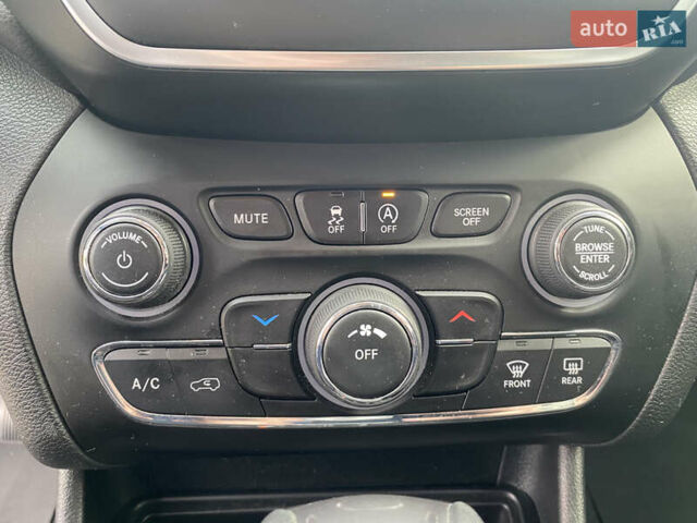 Білий Джип Cherokee, об'ємом двигуна 2.36 л та пробігом 149 тис. км за 13800 $, фото 21 на Automoto.ua