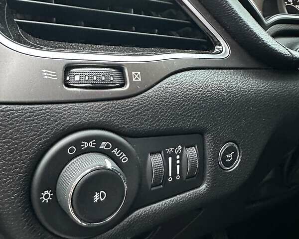 Білий Джип Cherokee, об'ємом двигуна 2.36 л та пробігом 127 тис. км за 16800 $, фото 14 на Automoto.ua