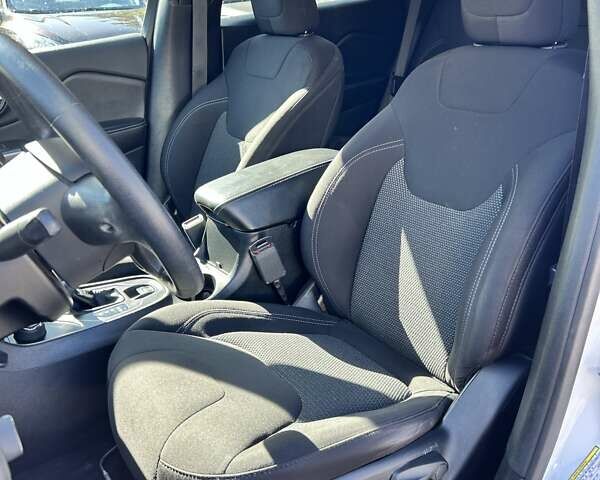 Білий Джип Cherokee, об'ємом двигуна 2.36 л та пробігом 101 тис. км за 17300 $, фото 24 на Automoto.ua