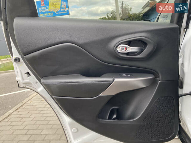 Білий Джип Cherokee, об'ємом двигуна 2.36 л та пробігом 149 тис. км за 13800 $, фото 32 на Automoto.ua