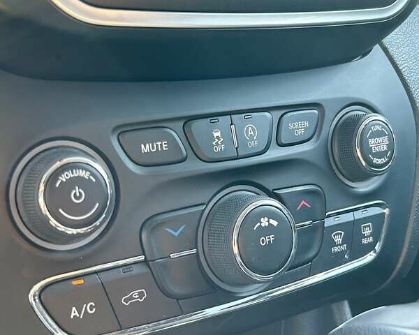 Білий Джип Cherokee, об'ємом двигуна 2.36 л та пробігом 101 тис. км за 17300 $, фото 28 на Automoto.ua