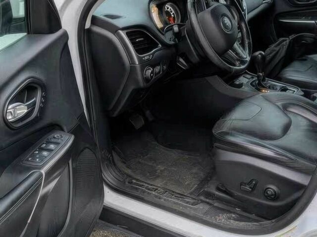 Белый Джип Чероки, объемом двигателя 3.2 л и пробегом 40 тыс. км за 3700 $, фото 7 на Automoto.ua